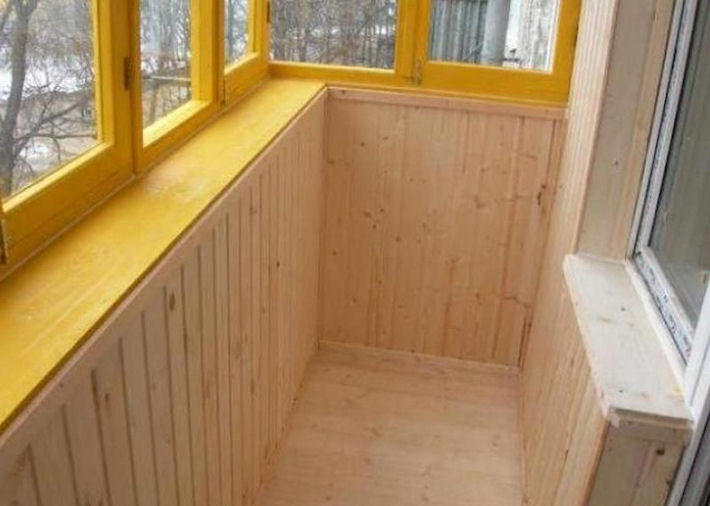 Обшиваем балкон деревянной вагонкой