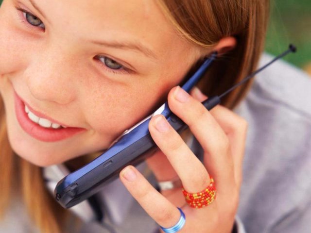 Нужен ли ребенку сотовый телефон?