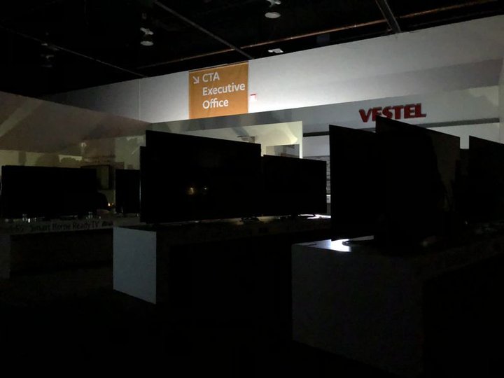 #CES 2018 | Посетителям выставки пришлось несколько часов провести в темноте