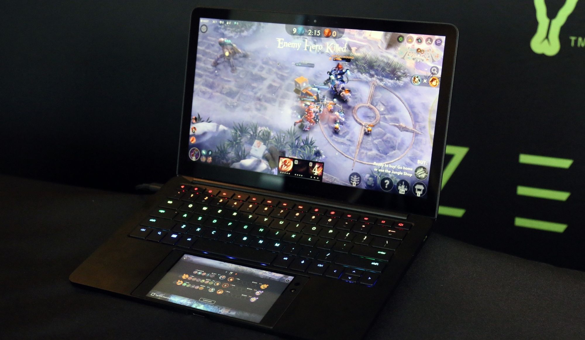 #CES 2018 | Razer создала док-станцию в форме ноутбука для своего смартфона