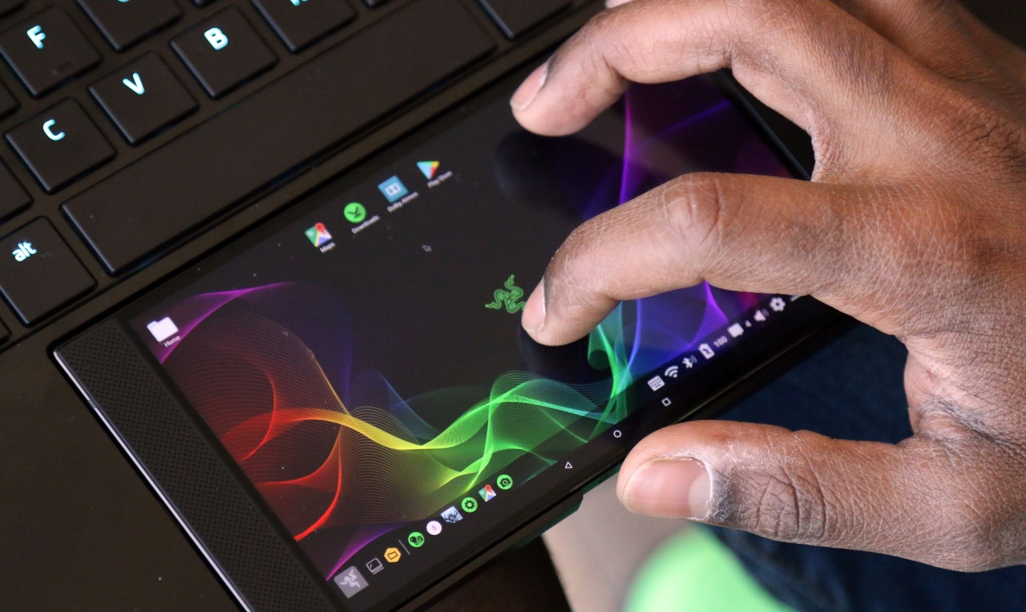 #CES 2018 | Razer создала док-станцию в форме ноутбука для своего смартфона