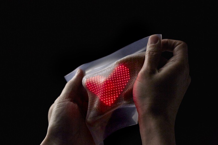 Ученые создали эластичный дисплей, который можно приклеить на тело