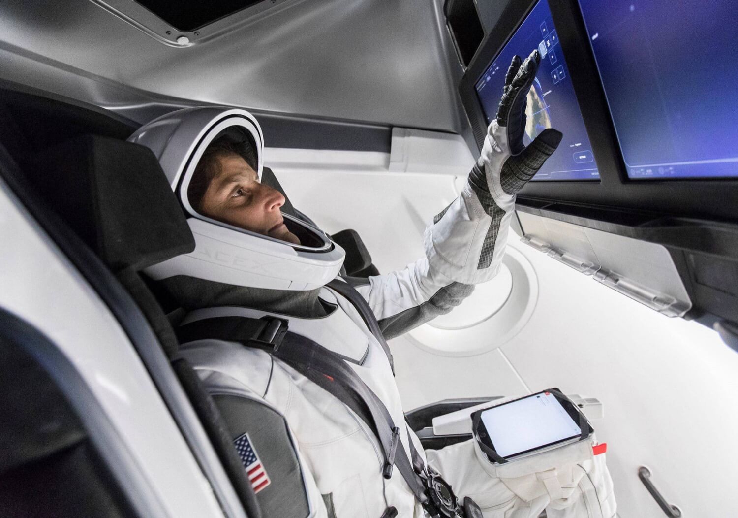Астронавт NASA поделилась впечатлениями от скафандров Boeing и SpaceX
