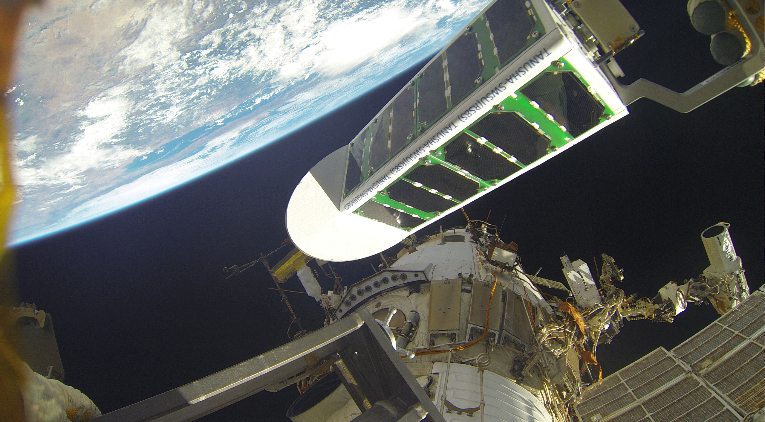 #галерея | Космонавт Олег Артемьев поделился фотографиями выхода в открытый космос