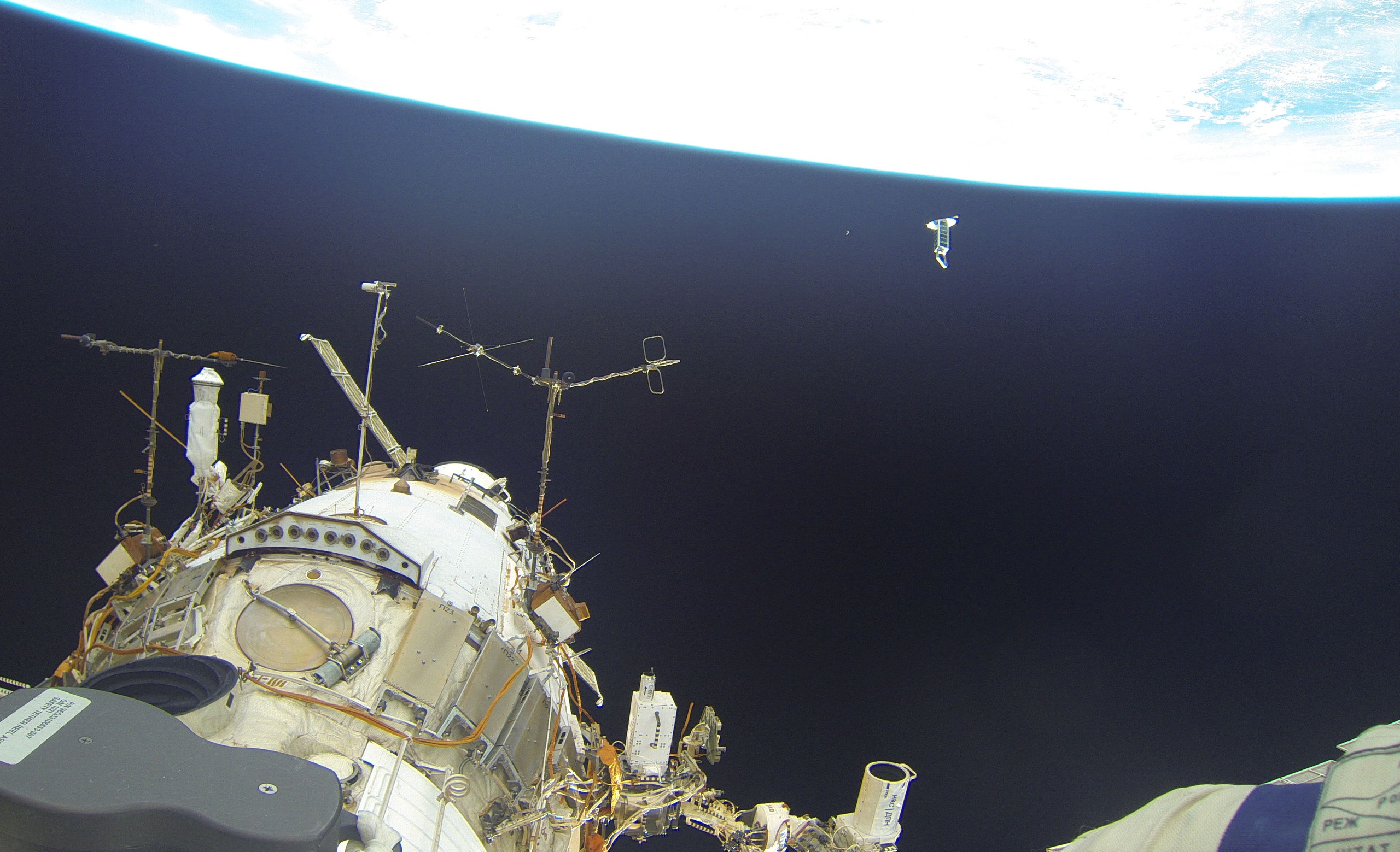 #галерея | Космонавт Олег Артемьев поделился фотографиями выхода в открытый космос