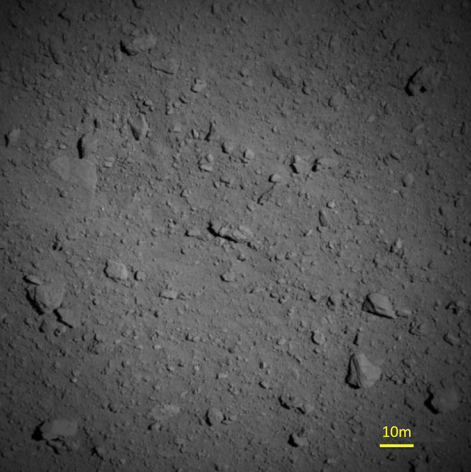 Японский зонд «Хаябуса-2» сфотографировал поверхность астероида Рюгу крупным планом