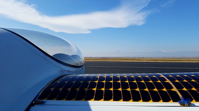Самолет на солнечной энергии совершил свой первый полет