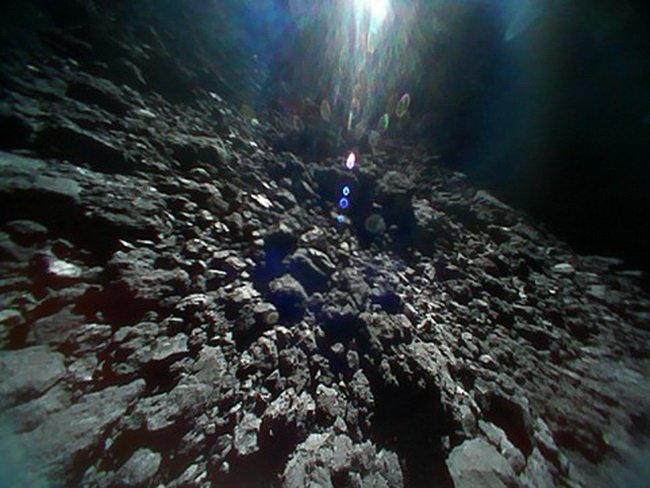 Японское космическое агентство показало новые изображения с поверхности астероида