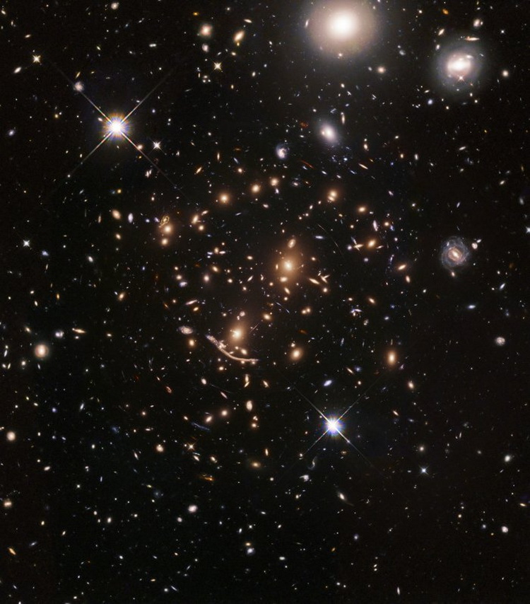 Телескоп «Хаббл» приступил к наблюдению за самыми первыми галактиками Вселенной