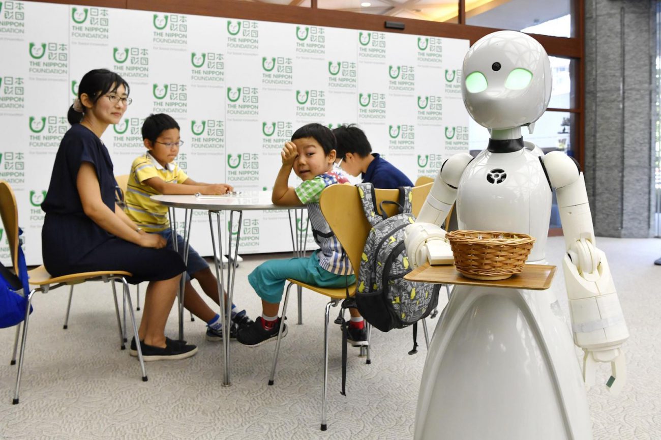 Люди с ограниченными возможностями смогут управлять роботами-официантами