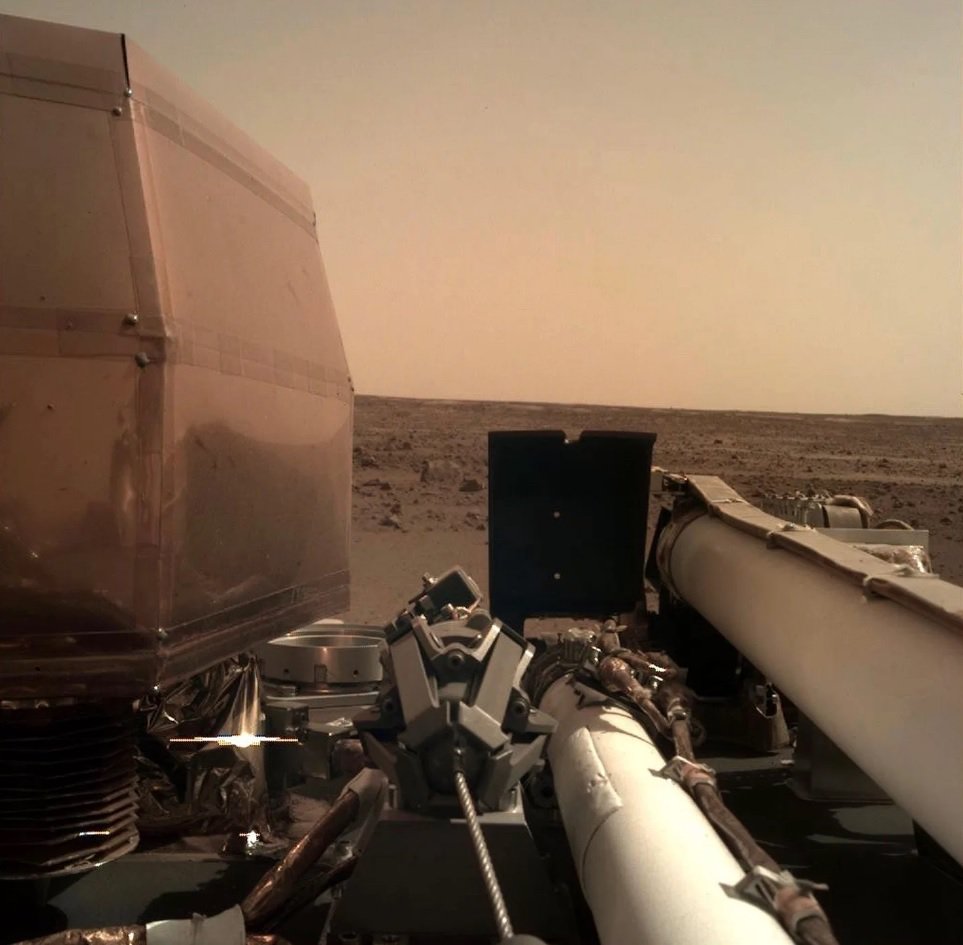 Модуль InSignt развернул солнечные панели и отправил новую фотографию поверхности Марса