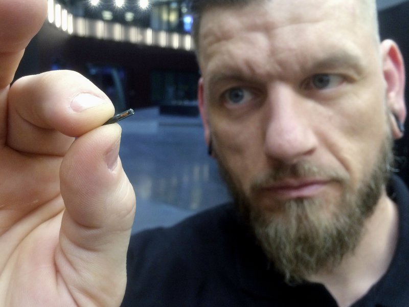 Тысячи шведов вставляют микрочипы под кожу. Зачем?