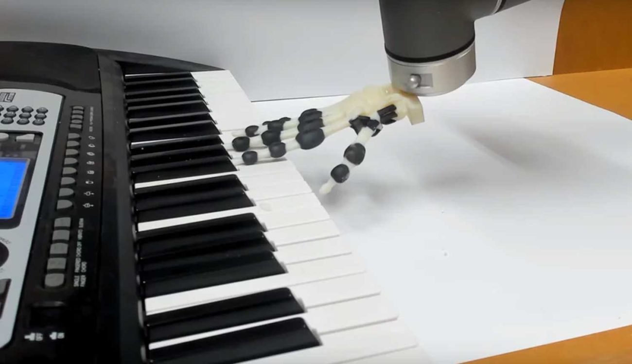 Создана роботизированная рука, играющая на пианино не сгибая пальцы