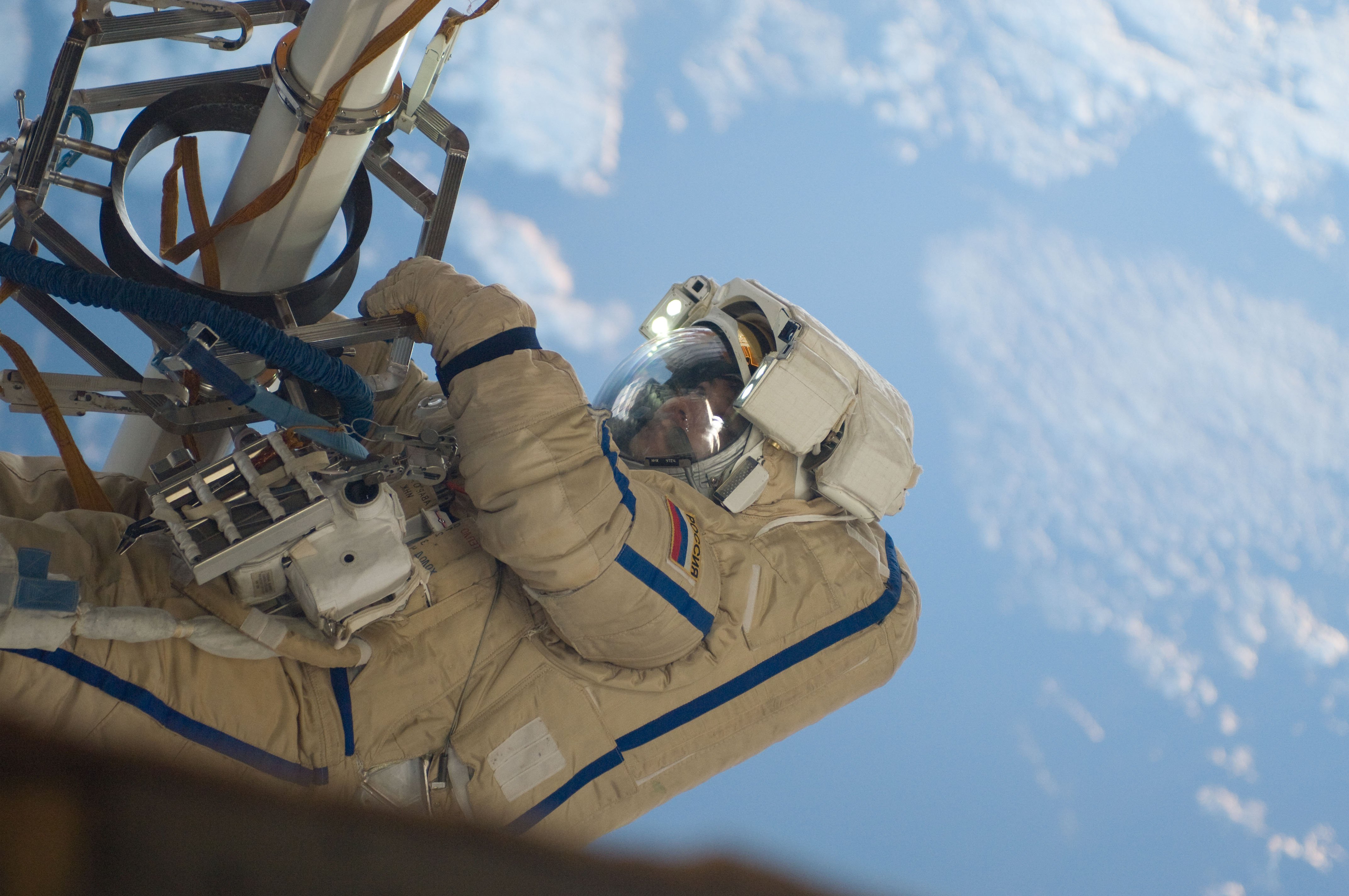 Прямая трансляция: Российский экипаж МКС вышел в открытый космос для проверки дыры в «Союзе»