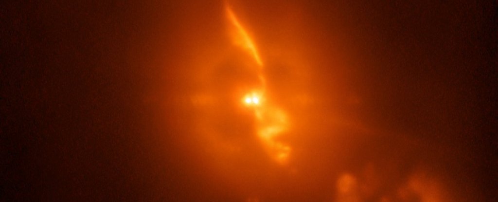 Астрономы поделились реальной фотографией двух звезд, уничтожающих друг друга