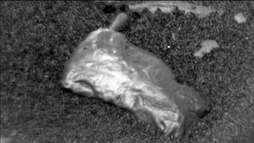 Марсоход «Кьюриосити» обнаружил на Марсе необычный блестящий объект