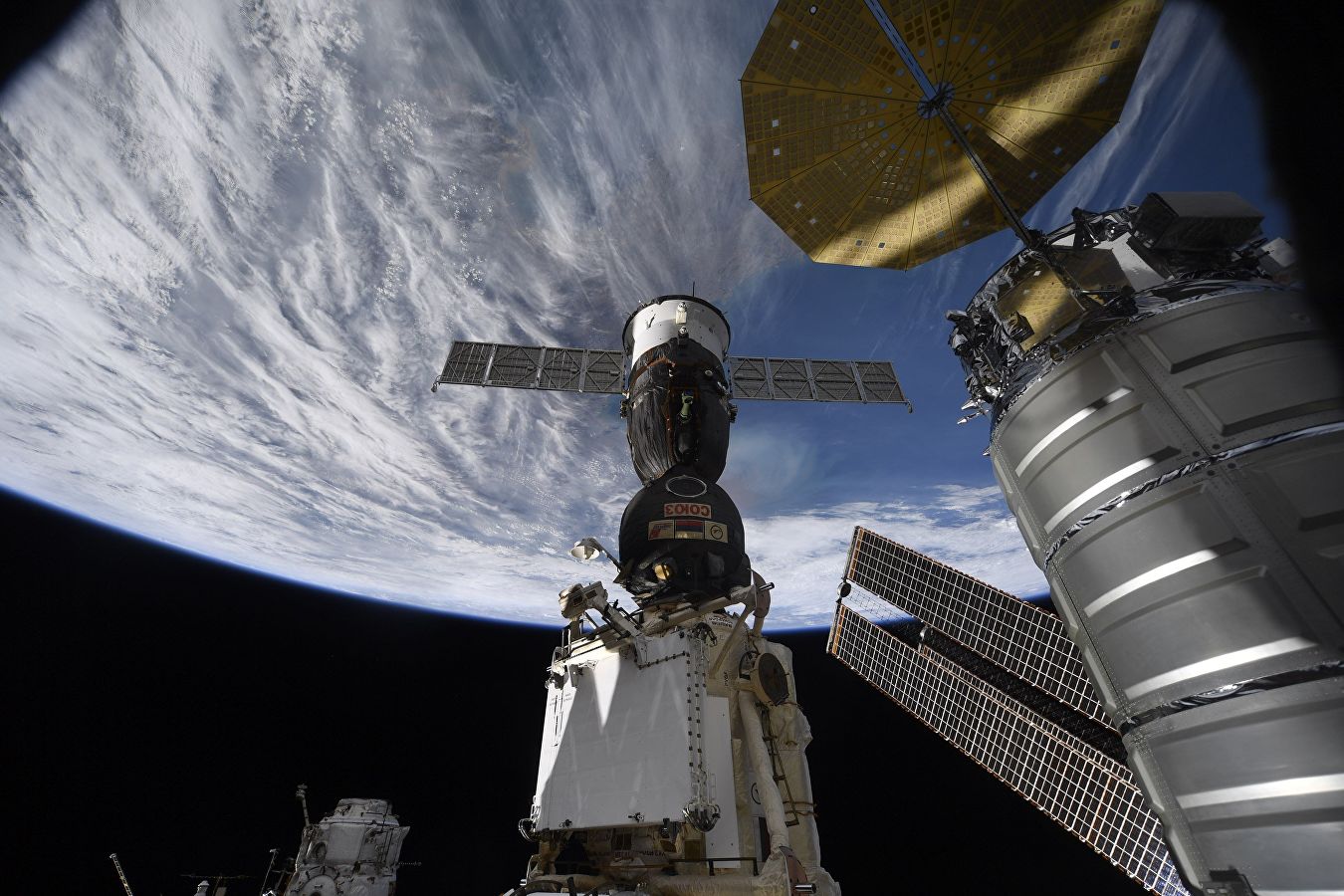 Космонавты МКС исследовали дырку в «Союзе» и собрали образцы обшивки вокруг нее