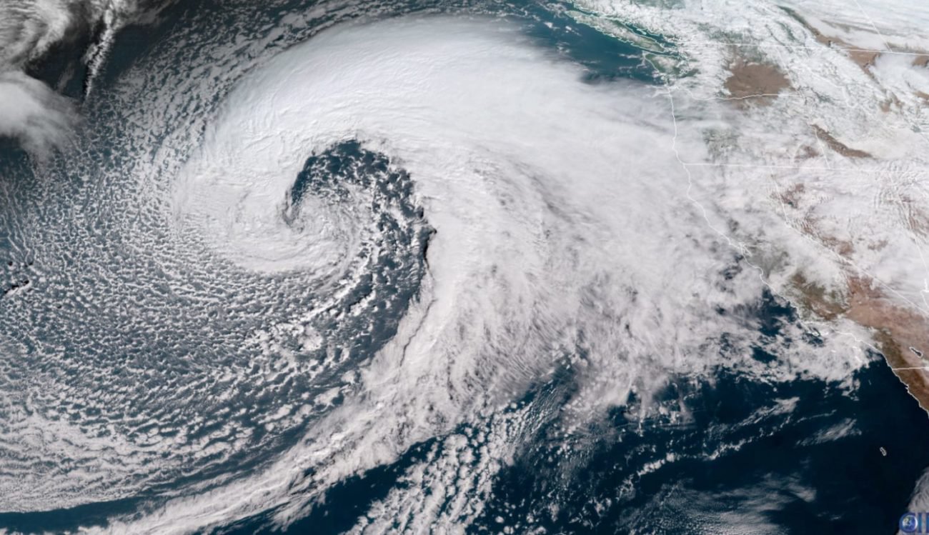 Спутники запечатлели шторм, поднимающий 17-метровые волны в Тихом океане