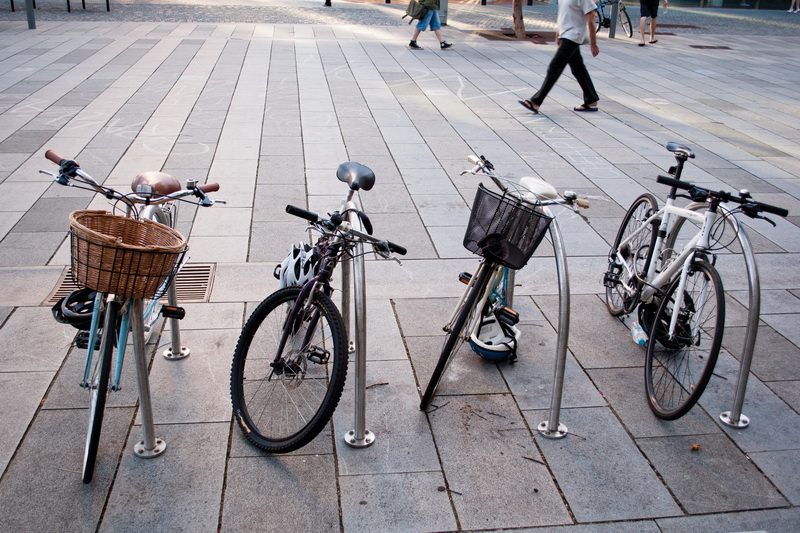 Велопарковка из нержавейки – лучший вариант организации стоянки для байков
